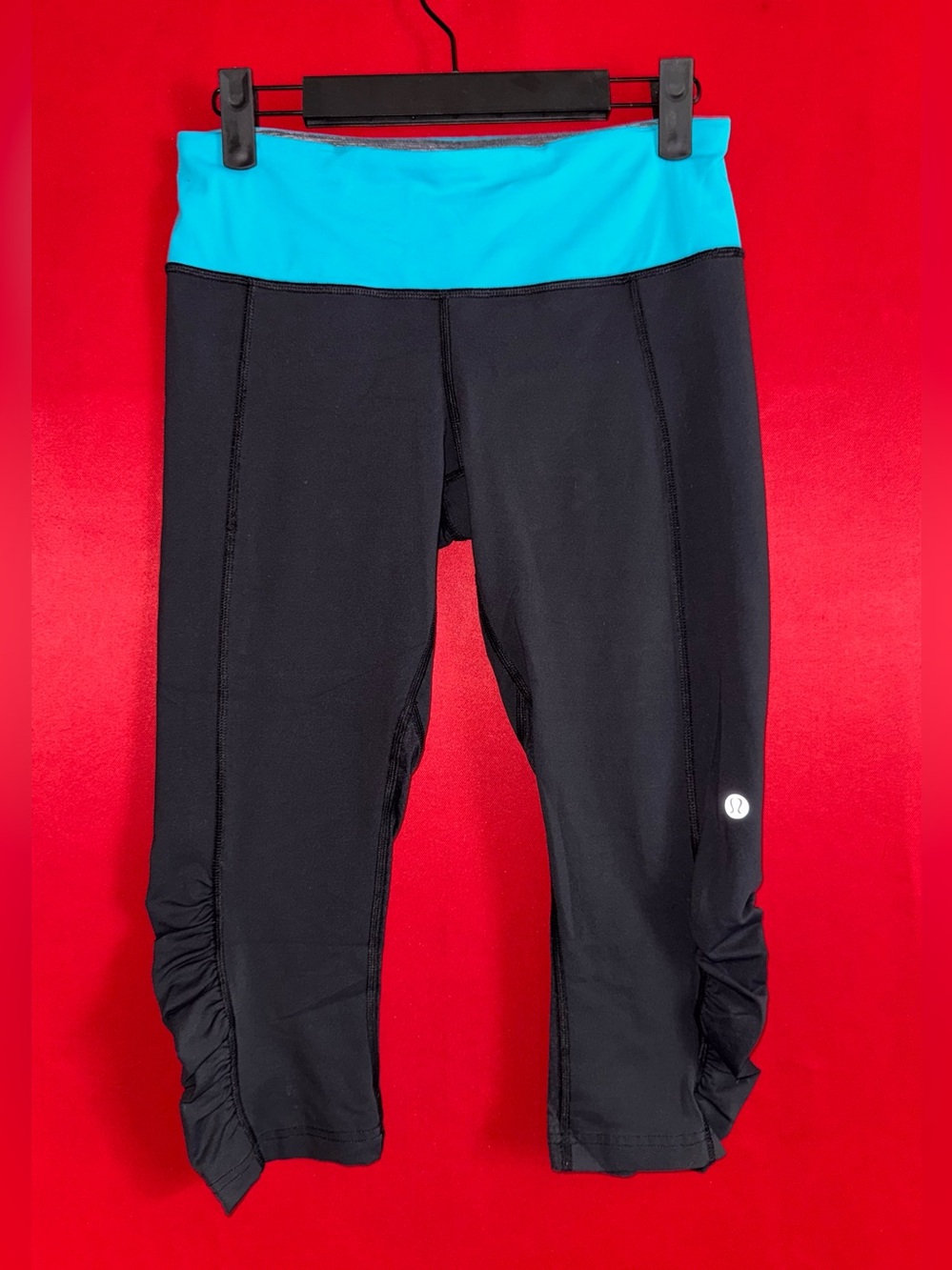 🍋#467-Lululemon Black Cropped w/Teal Waistline Ruched Hem Leggings Size. 6 in EC